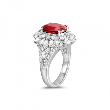 红宝石配钻石戒指